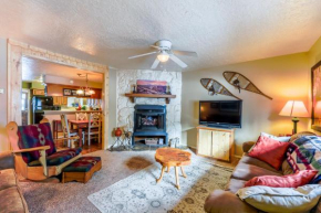 Valley Condo 119 - Creekside - WiFi - Hot Tub - Fireplace - Washer - Dryer - Playground